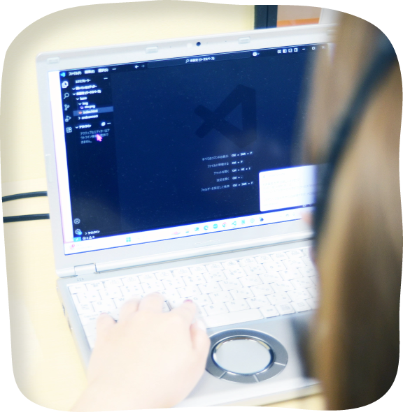 プログラミングコードを記述中の様子