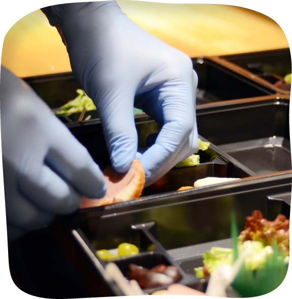 お弁当箱に盛り付けている様子