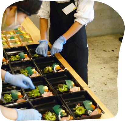 共同でお弁当を詰めている様子